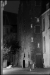 858840 Gezicht in Achter de Dom te Utrecht, bij nacht, met het beeldje van François Villon.